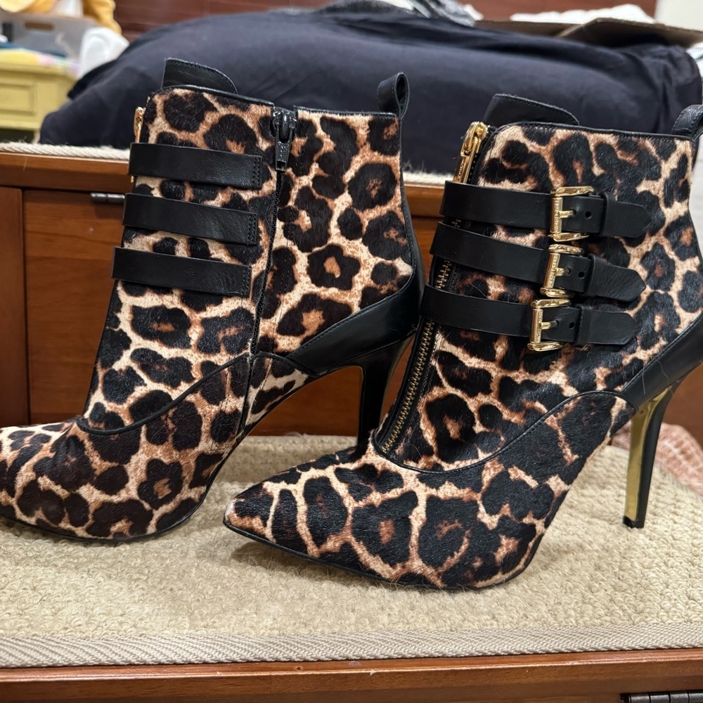Michael Kors, like new, size 8, leopard ankle booties - Picture 2 of 10